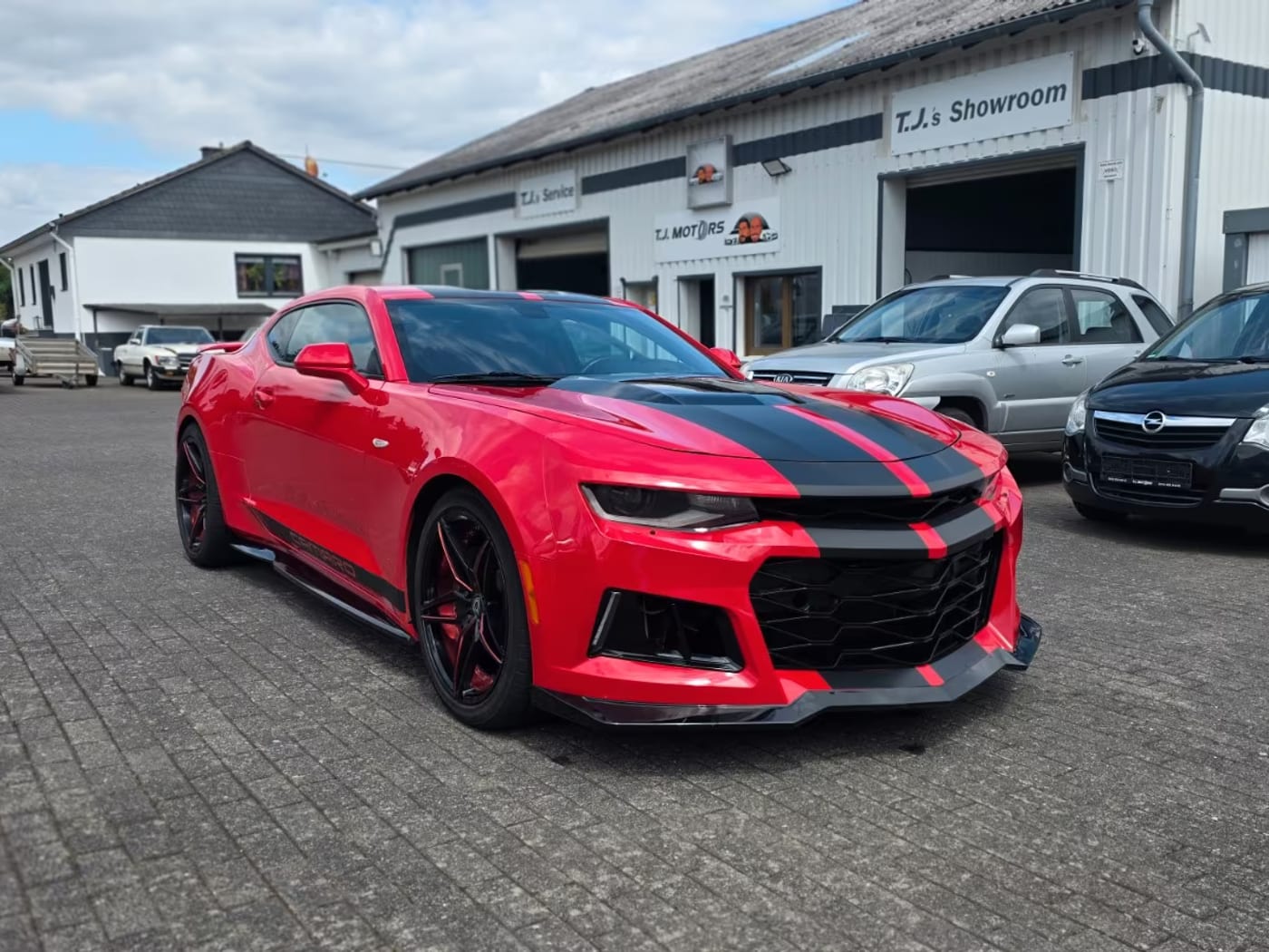 Chevrolet Camaro V8 mit ZL1 Kit vor der Halle von T.J. Motors in Gösenroth